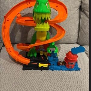 HW City Dinosaur Adventure Track Set - Orange, Green, Blue